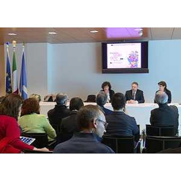 Loredana Panariti (Assessore regionale Lavoro, Formazione e Istruzione), Amedeo Pascolo (Presidente Consorzio EFFEPI FVG) e Marzia Dall'Acqua (Direzione promozione e orientamento Consorzio EFFEPI FVG) alla presentazione delle iniziative del percorso "2016 Anno della Formazione in FVG" - Udine 06/04/2016