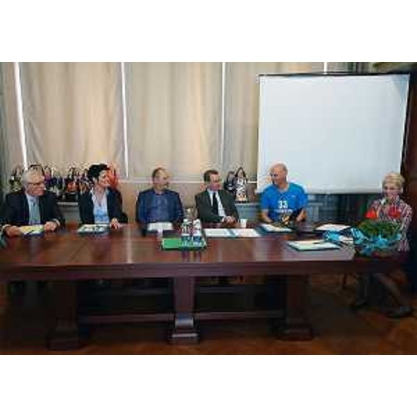 Bruno Valvasori (Consigliere Associazione Parkinsoniani Pordenone onlus L'Aquilone), Sonia Chiarotto (Assessore Sport e Associazionismo Comune Fontanafredda), Gian Mario Villalta (Poeta e presidente giuria Premio Poesia), Sergio Bolzonello (Vicepresidente Regione FVG), Gianluca Pagazzi (Ultramaratoneta) e Donatella Lavarini (Associazione Polaris "Amici del Libro parlato" San Vito) alla conferenza stampa di presentazione del Concorso nazionale di poesia L'Aquilone - Pordenone 06/04/2016