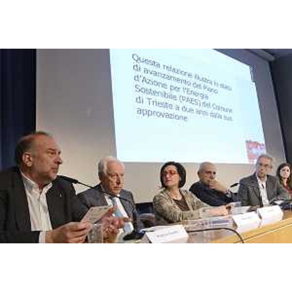 Roberto Cosolini (Sindaco Trieste), Vittorio Zollia (Assessore Ambiente Provincia Trieste), Sara Vito (Assessore regionale Ambiente ed Energia), Francesco Burrelli (Presidente ANACI) e Umberto Laureni (Assessore Ambiente Comune Trieste) alla presentazione dello stato di avanzamento del Piano di Azione per l'Energia Sostenibile (PAES) del Comune - Trieste 07/04/2016