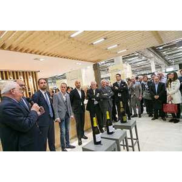 Cristiano Shaurli (Assessore regionale Risorse agricole e forestali) all'inaugurazione dello stand del Friuli Venezia Giulia al 50° Vinitaly - Verona 10/04/2016
