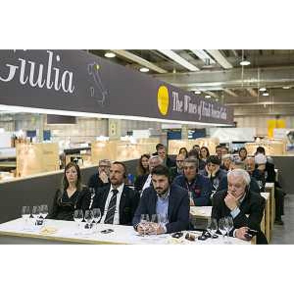 Platea al dibattito "La Riviera friulana, terra di eccellenze" nello stand del Friuli Venezia Giulia al 50° Vinitaly - Verona 10/04/2016