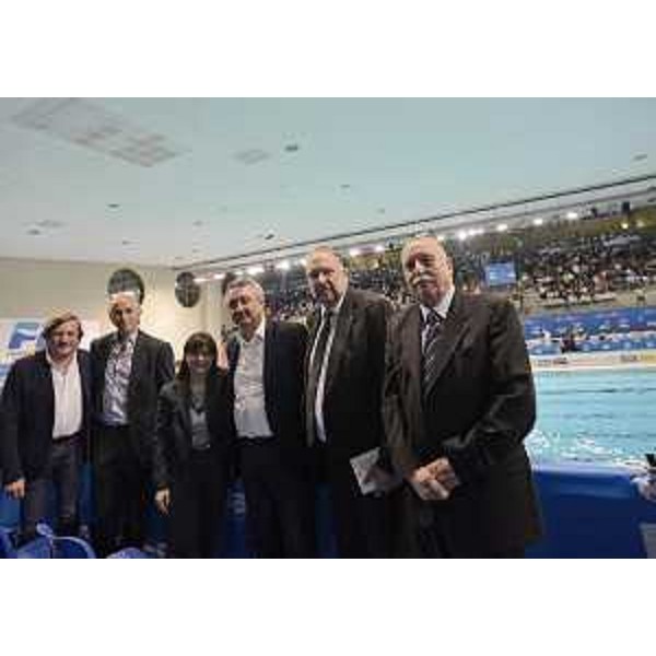 Giorgio Brandolin (Presidente CONI FVG), Giovanni Malagò (Presidente Comitato Olimpico Nazionale Italiano / CONI), Debora Serracchiani (Presidente Regione Friuli Venezia Giulia), Paolo Barelli (Presidente Federazione Italiana Nuoto), Roberto Cosolini (Sindaco Trieste) e Igor Dolenc (Vicepresidente Provincia Trieste) alla partita di pallanuoto tra Italia e Romania, nella piscina Bruno Bianchi - Trieste 08/04/2016