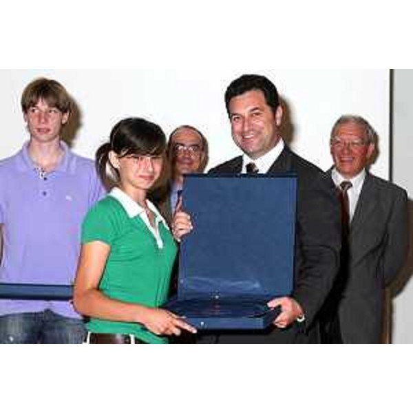 Franco Iacop (Assessore regionale per le relazioni internazionali, comunitarie e autonomie locali) con i premia un'"Aquile d'oro" 2005 (Grado, 15/06/06)