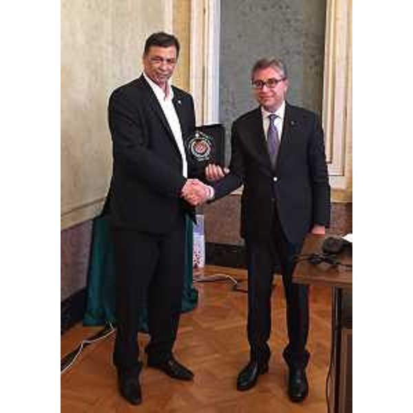 Bouali Mbarki (Unione generale Lavoratori Tunisia) e Francesco Peroni (Assessore regionale Finanze, Patrimonio, Coordinamento e Programmazione Politiche economiche e comunitarie) al forum "I processi democratici in Tunisia e le prospettive di cooperazione e sviluppo nel bacino Mediterraneo" nel Salone di Rappresentanza del Palazzo della Regione FVG - Trieste 09/04/2016