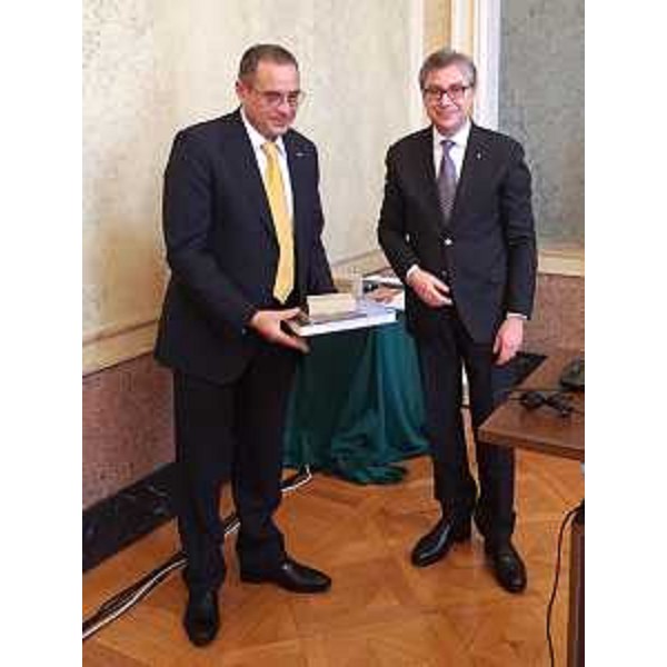 Habib Younsi (Associazione Avvocati tunisini) e Francesco Peroni (Assessore regionale Finanze, Patrimonio, Coordinamento e Programmazione Politiche economiche e comunitarie) al forum "I processi democratici in Tunisia e le prospettive di cooperazione e sviluppo nel bacino Mediterraneo" nel Salone di Rappresentanza del Palazzo della Regione FVG - Trieste 09/04/2016