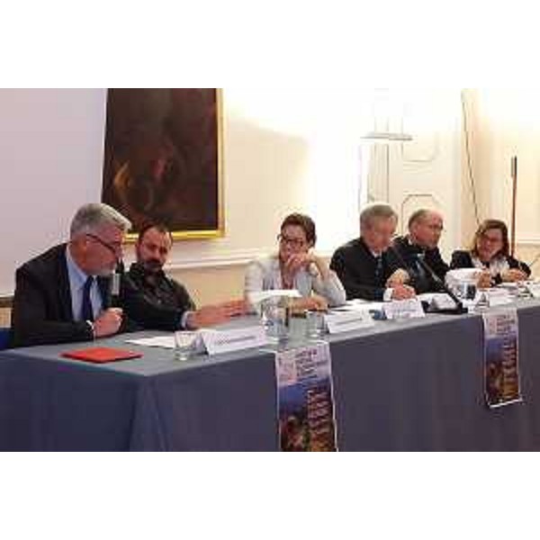 Paolo Panontin (Assessore regionale Autonomie locali e Coordinamento Riforme, Comparto unico, Sistemi informativi, Caccia e Risorse ittiche, delegato Protezione civile), Stefano Raimondi (Legambiente), Mara Cernic (Vicepresidente Provincia Gorizia), Michl Ebner (Presidente Federazione europea associazioni caccia e conservazione / FACE), Jost Jaksa (Direttorato Caccia, pesca e foreste Ministero Agricoltura Slovenia) e l'interprete al convegno "Caccia e biodiversità in Europa" - Gorizia 09/04/2016