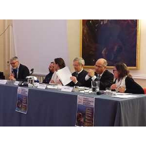 Paolo Panontin (Assessore regionale Autonomie locali e Coordinamento Riforme, Comparto unico, Sistemi informativi, Caccia e Risorse ittiche, delegato Protezione civile), Stefano Raimondi (Legambiente), Mara Cernic (Vicepresidente Provincia Gorizia), Michl Ebner (Presidente Federazione europea associazioni caccia e conservazione / FACE), Jost Jaksa (Direttorato Caccia, pesca e foreste Ministero Agricoltura Slovenia) e l'interprete al convegno "Caccia e biodiversità in Europa" - Gorizia 09/04/2016