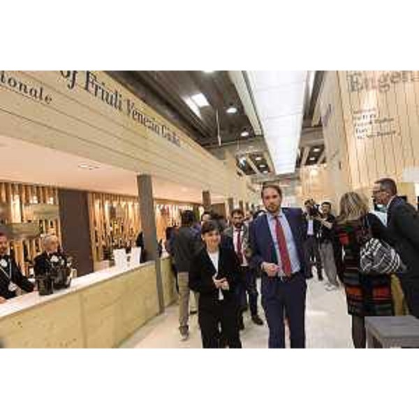 Debora Serracchiani (Presidente Regione Friuli Venezia Giulia) e Cristiano Shaurli (Assessore regionale Risorse agricole e forestali) nello stand del Friuli Venezia Giulia al 50° Vinitaly - Verona 11/04/2016