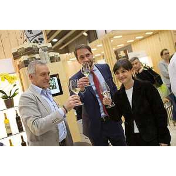Dario Ermacora (Presidente Coldiretti FVG), Cristiano Shaurli (Assessore regionale Risorse agricole e forestali) e Debora Serracchiani (Presidente Regione Friuli Venezia Giulia) nello stand del Friuli Venezia Giulia al 50° Vinitaly - Verona 11/04/2016