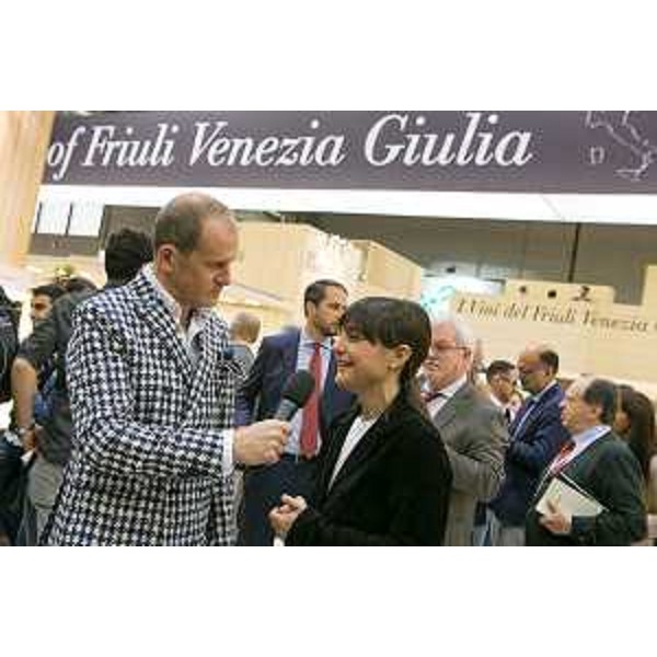 Debora Serracchiani (Presidente Regione Friuli Venezia Giulia) e Cristiano Shaurli (Assessore regionale Risorse agricole e forestali) nello stand del Friuli Venezia Giulia al 50° Vinitaly - Verona 11/04/2016