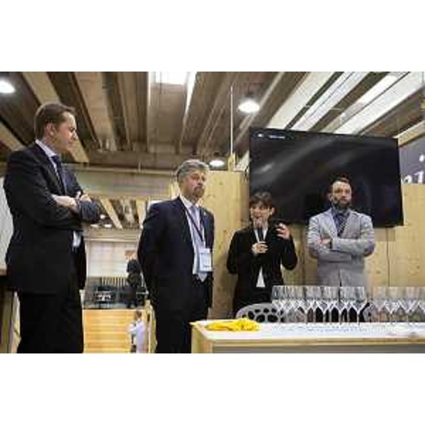 Debora Serracchiani (Presidente Regione Friuli Venezia Giulia) e Cristiano Shaurli (Assessore regionale Risorse agricole e forestali) nello stand del Friuli Venezia Giulia al 50° Vinitaly - Verona 11/04/2016