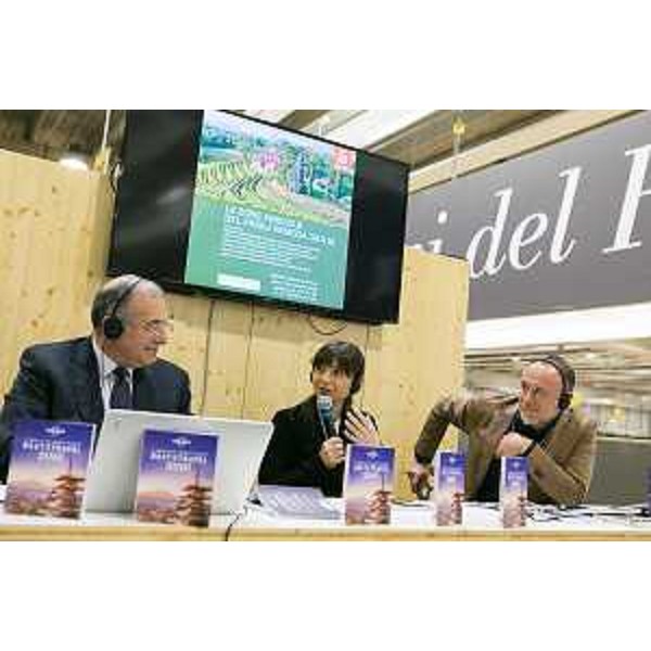 Marco Tullio Petrangelo (Direttore generale PromoTurismo FVG) e Debora Serracchiani (Presidente Regione Friuli Venezia Giulia) e Cristiano Shaurli (Assessore regionale Risorse agricole e forestali) alla presentazione della guida "Best in Travel 2016 - Lonely Planet", nello stand del Friuli Venezia Giulia al 50° Vinitaly - Verona 11/04/2016