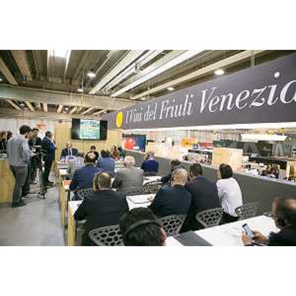 Marco Tullio Petrangelo (Direttore generale PromoTurismo FVG) e Debora Serracchiani (Presidente Regione Friuli Venezia Giulia) e Cristiano Shaurli (Assessore regionale Risorse agricole e forestali) alla presentazione della guida "Best in Travel 2016 - Lonely Planet", nello stand del Friuli Venezia Giulia al 50° Vinitaly - Verona 11/04/2016
