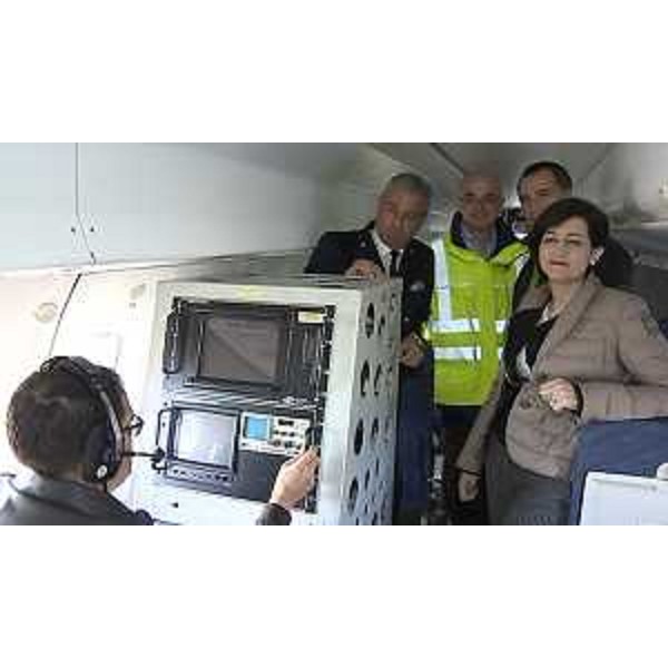 Goffredo Bon (Comandante Guardia Costiera Capitaneria di Porto Trieste), Glauco Spanghero (ARPA FVG), Luca Marchesi (Direttore Agenzia Regionale Protezione Ambiente / ARPA FVG) e Sara Vito (Assessore regionale Ambiente ed Energia) a bordo dell'ATR42 per i sorvoli di telerilevamento di tetti e coperture in amianto - Ronchi dei Legionari 12/04/2016