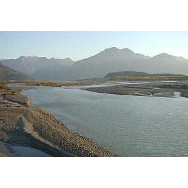 Il Fiume Tagliamento in Località Peonis (Comune di Trasaghis, Udine) e, sullo sfondo, i Monti Chiampon e Plauris. Foto: Archivio del Corpo forestale regionale - Marco Pradella