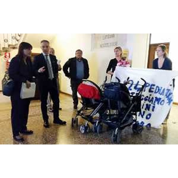 Debora Serracchiani (Presidente Regione Friuli Venezia Giulia) incontra i membri del Comitato "Nascere a Latisana", in Municipio - Latisana 12/04/2016