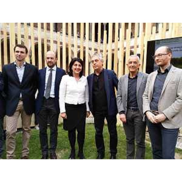 Michele Morgante (Presidente Innova FVG), Stefano Boeri (Architetto progettista installazione), Mariagrazia Santoro (Assessore regionale Infrastrutture e Territorio) e Matteo Marsilio (Presidente Filiera Legno FVG) all'inaugurazione di "Radura", nel Cortile della Farmacia Ca' Granda all'interno dell'Università Statale - Milano 12/04/2016