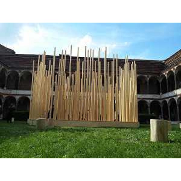 L'installazione lignea "Radura", progettata dall'architetto Stefano Boeri, nel Cortile della Farmacia Ca' Granda all'interno dell'Università Statale - Milano 12/04/2016
