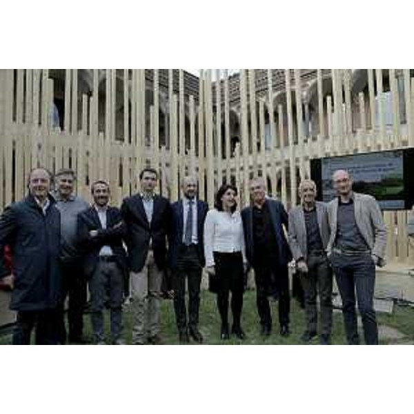 Michele Morgante (Presidente Innova FVG), Stefano Boeri (Architetto progettista installazione), Mariagrazia Santoro (Assessore regionale Infrastrutture e Territorio) e Matteo Marsilio (Presidente Filiera Legno FVG) all'inaugurazione di "Radura", nel Cortile della Farmacia Ca' Granda all'interno dell'Università Statale - Milano 12/04/2016 (Foto Alessandra Atzori)