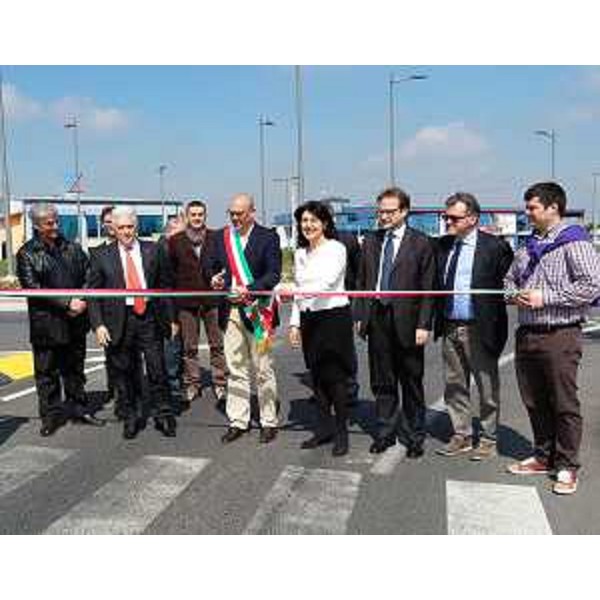 Cristian Sedran (Sindaco Muzzana) e Mariagrazia Santoro (Assessore regionale Infrastrutture e Territorio) all'inaugurazione della rotonda al km 92+200 della strada statale 14 - Muzzana del Turgnano 12/04/2016