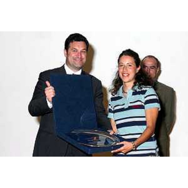 Franco Iacop (Assessore regionale per le relazioni internazionali, comunitarie e autonomie locali) con i premia un'"Aquile d'oro" 2005 (Grado, 15/06/06)
