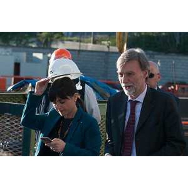 Debora Serracchiani (Presidente Regione Friuli Venezia Giulia) e Graziano Delrio (Ministro Infrastrutture e Trasporti) nel corso della visita al Trieste Refitting System (TRS) - Trieste 14704/2016 (Foto Fabrizio Rigo / TRS)