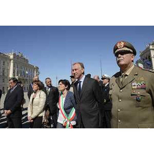 Domenico Rossi (Sottosegretario Difesa), Annapaola Porzio (Prefetto Trieste), Fabiana Martini (Vicesindaco Trieste), Paride Cargnelutti (Vicepresidente Consiglio regionale) e Alessandro Guarisco (Comandante Comando militare Esercito FVG) alla cerimonia di lettura dei nomi dei Caduti nella Grande Guerra, in piazza Unità d'Italia - Trieste 16/04/2016