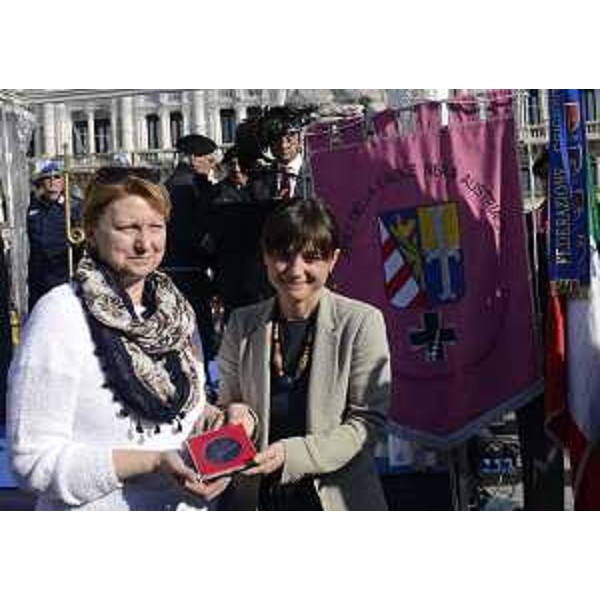 Debora Serracchiani (Presidente Regione Friuli Venezia Giulia) consegna una Medaglia di commemorazione dei Caduti della Grande Guerra inscritti nell'Albo d'Oro durante la cerimonia di lettura dei nomi dei Caduti nella Grande Guerra, in piazza Unità d'Italia - Trieste 16/04/2016