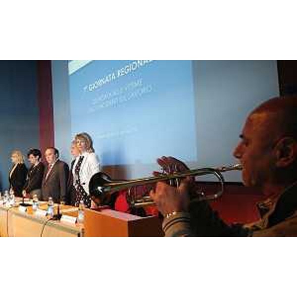 Sara Vito (Assessore regionale Ambiente ed Energia) durante il minuto di silenzio in segno di rispetto e commozione per tutte le vittime alla settima Giornata regionale dedicata alle vittime degli incidenti sul lavoro - Trieste 16/04/2016