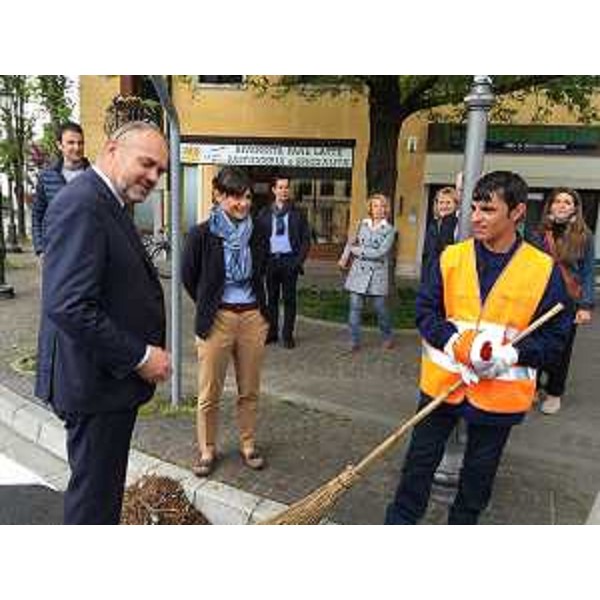 Claudio Bignolin (Sindaco San Pier d'Isonzo) e Debora Serracchiani (Presidente Regione Friuli Venezia Giulia) con un profugo che lavora per il Comune - San Pier d'Isonzo 18/04/2016