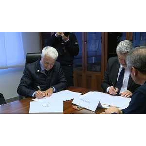 Franco Gizzi (Referente Rapporti con Protezione civile di ENEL S.p.A.) e Paolo Panontin (Assessore regionale Protezione civile) alla firma del Protocollo tra la Protezione civile della Regione e l'ENEL S.p.A. - Palmanova 19/04/2016