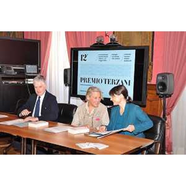 Angela Terzani Staude e Debora Serracchiani (Presidente Regione Friuli Venezia Giulia) durante la conferenza stampa di proclamazione del vincitore del Premio letterario internazionale Tiziano Terzani - Roma 20/04/2016