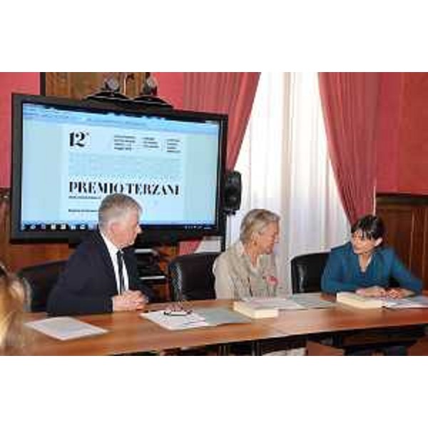 Angela Terzani Staude e Debora Serracchiani (Presidente Regione Friuli Venezia Giulia) durante la conferenza stampa di proclamazione del vincitore del Premio letterario internazionale Tiziano Terzani - Roma 20/04/2016