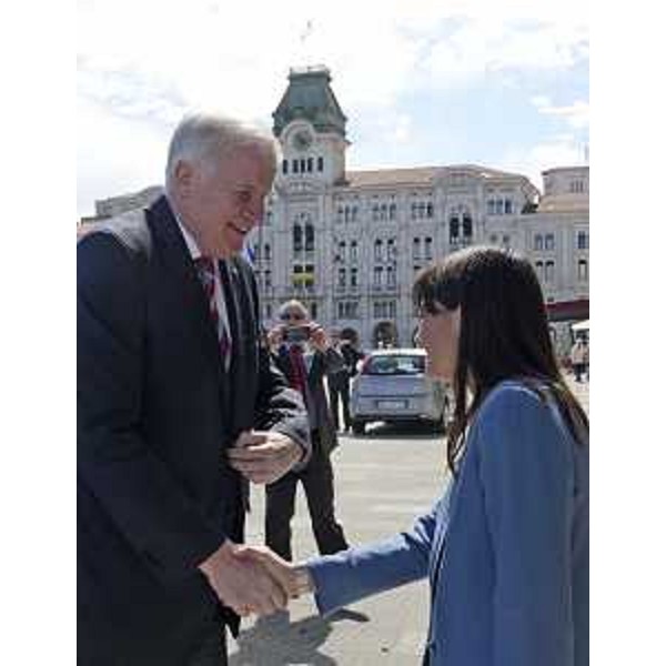 Debora Serracchiani (Presidente Regione Friuli Venezia Giulia) riceve Horst Lorenz Seehofer (Primo ministro Baviera) davanti alla sede della Regione FVG in piazza Unità d'Italia - Trieste 04/05/2016