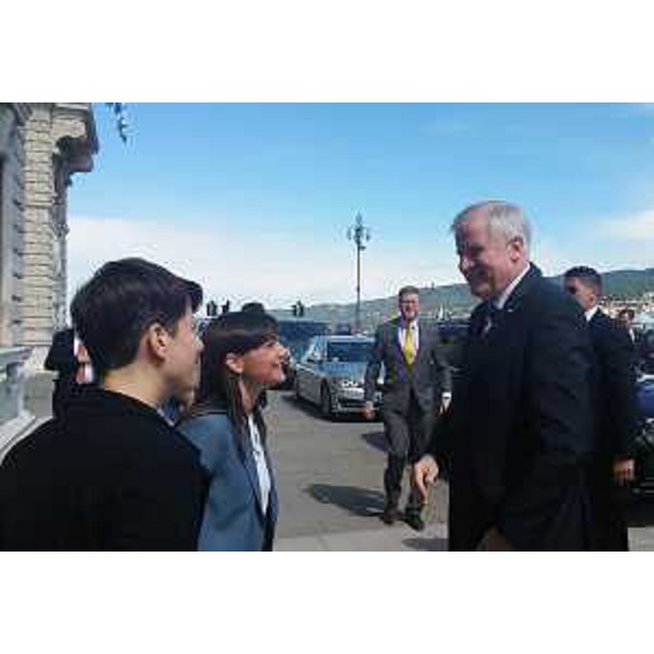 Debora Serracchiani (Presidente Regione Friuli Venezia Giulia) riceve Horst Lorenz Seehofer (Primo ministro Baviera) davanti alla sede della Regione FVG in piazza Unità d'Italia - Trieste 04/05/2016