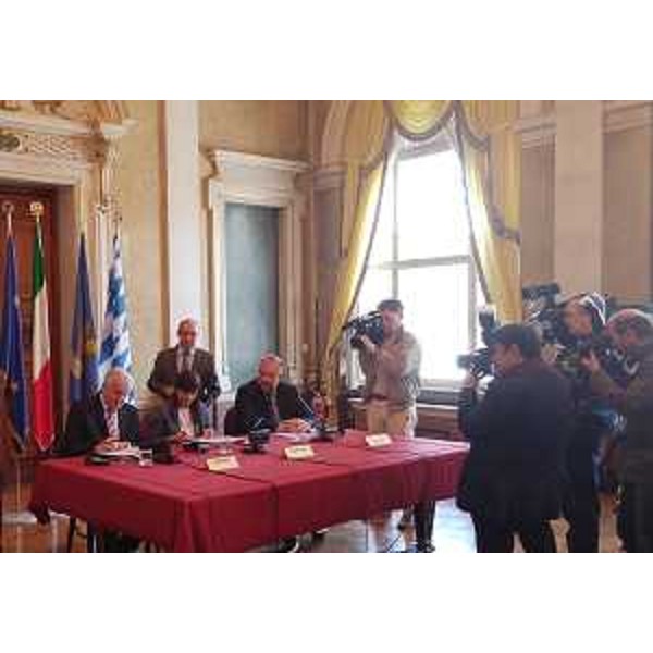 Horst Lorenz Seehofer (Primo ministro Baviera), Debora Serracchiani (Presidente Regione Friuli Venezia Giulia) e Roberto Cosolini (Sindaco Trieste) all'atto della firma dell'intesa tra Regione FVG e Libero Stato di Baviera, nella sede della Regione in piazza Unità d'Italia - Trieste 04/05/2016