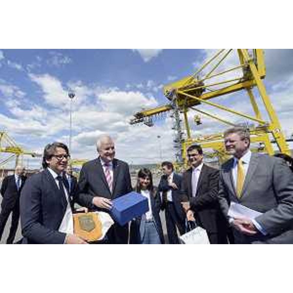 Zeno D'Agostino (Commissario Autorità Portuale Trieste), Horst Lorenz Seehofer (Primo ministro Baviera), Debora Serracchiani (Presidente Regione Friuli Venezia Giulia) e Marcel Huber (Ministro di Stato Affari federali e Questioni speciali Baviera) nel corso della visita al Porto - Trieste 04/05/2016