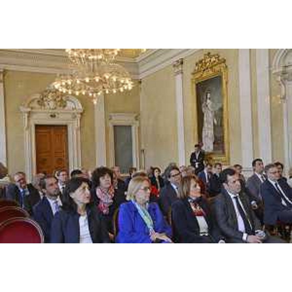 Gli assessori regionali Cristiano Shaurli (Risorse agricole e forestali), Mariagrazia Santoro (Infrastrutture e Territorio) e Loredana Panariti (Lavoro, Formazione, Istruzione, Pari Opportunità, Politiche giovanili, Ricerca e Università), i prefetti Isabella Alberti (Gorizia) e Annapaola Porzio (Trieste) e Franco Iacop (Presidente Consiglio regionale) presenti alla firma dell'intesa tra Regione FVG e Libero Stato di Baviera, nella sede della Regione in piazza Unità d'Italia - Trieste 04/05/2016