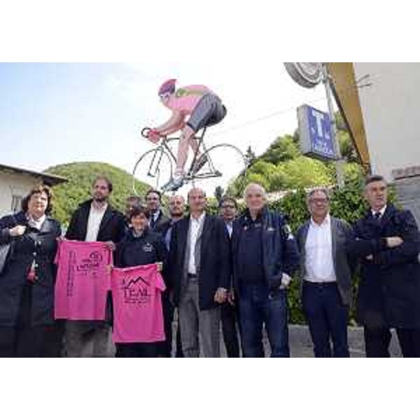 Cristiano Shaurli (Assessore regionale Risorse agricole e forestali), Debora Serracchiani (Presidente Regione Friuli Venezia Giulia), Enzo Cainero (Organizzatore XIII Tappa 99° Giro d'Italia) e amministratori locali nel corso della visita ai luoghi della tredicesima Tappa del 99° Giro d'Italia (Palmanova-Cividale del Friuli 20 maggio 2016) - Valli del Natisone 05/05/2016