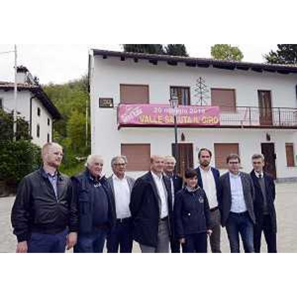 Enzo Cainero (Organizzatore XIII Tappa 99° Giro d'Italia), Debora Serracchiani (Presidente Regione Friuli Venezia Giulia), Cristiano Shaurli (Assessore regionale Risorse agricole e forestali) e amministratori locali nel corso della visita ai luoghi della tredicesima Tappa del 99° Giro d'Italia (Palmanova-Cividale del Friuli 20 maggio 2016) - Valli del Natisone 05/05/2016