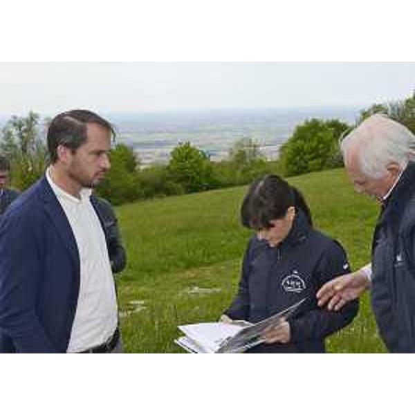 Cristiano Shaurli (Assessore regionale Risorse agricole e forestali), Debora Serracchiani (Presidente Regione Friuli Venezia Giulia) ed Enzo Cainero (Organizzatore XIII Tappa 99° Giro d'Italia) nel corso della visita ai luoghi della tredicesima Tappa del 99° Giro d'Italia (Palmanova-Cividale del Friuli 20 maggio 2016) - Valli del Natisone 05/05/2016