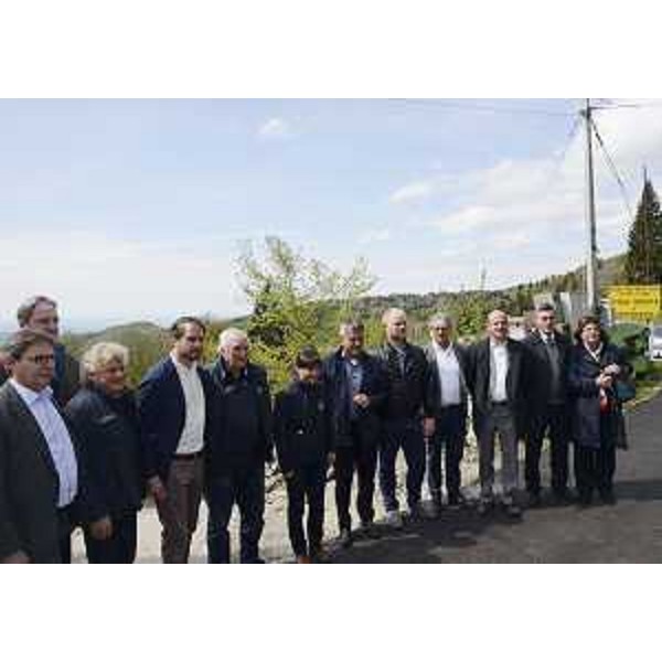 Cristiano Shaurli (Assessore regionale Risorse agricole e forestali), Enzo Cainero (Organizzatore XIII Tappa 99° Giro d'Italia), Debora Serracchiani (Presidente Regione Friuli Venezia Giulia) e amministratori locali sulla strada turistica di Montemaggiore, nel corso della visita ai luoghi della tredicesima Tappa del 99° Giro d'Italia (Palmanova-Cividale del Friuli 20 maggio 2016) - Valli del Natisone 05/05/2016
