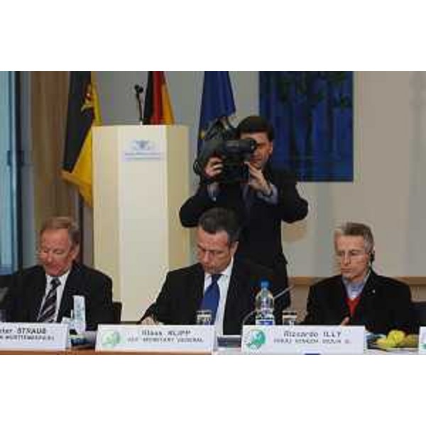 Riccardo Illy (Presidente regione Friuli Venezia Giulia), Klaus Klipp (Segretario Generale ARE) e Peter Straub (Presidente Baden - Wuerttemberg) al Presidium ARE (Bruxelles, 17/02/06)