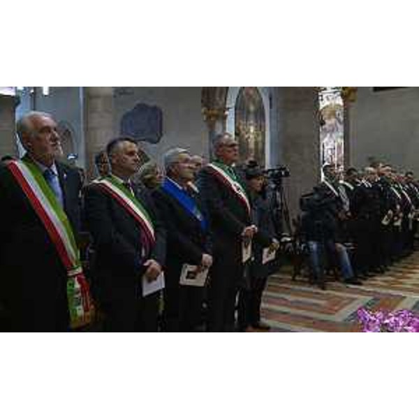 Amministratori locali alla Santa Messa per il 40° anniversario del terremoto in Friuli, celebrata da monsignor Andrea Bruno Mazzocato in Duomo - Gemona del Friuli 05/05/2016