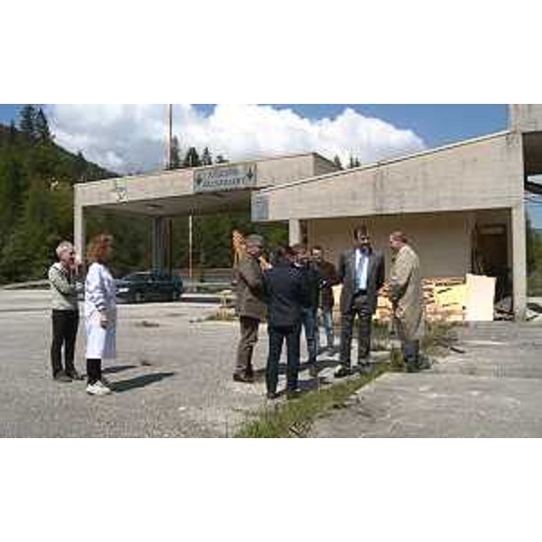 Debora Serracchiani (Presidente Regione Friuli Venezia Giulia), Renato Carlantoni (Sindaco Tarvisio) e Vittorio Zappalorto (Prefetto Udine) durante il sopralluogo all'ex Autoporto - Coccau (Tarvisio) 05/05/2016