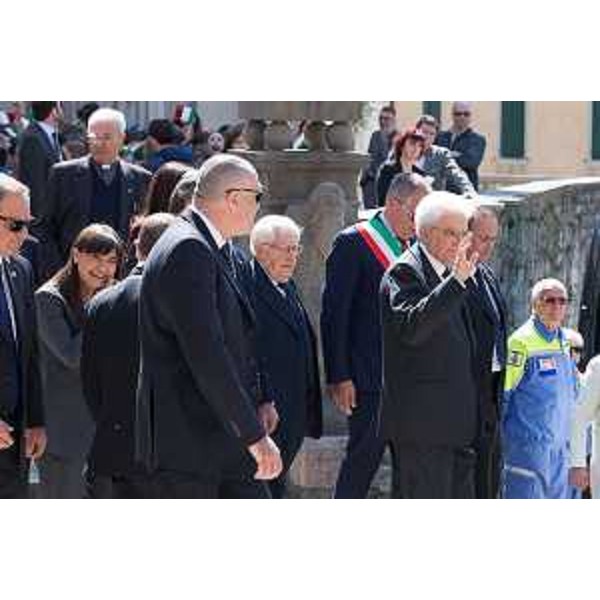 Sergio Mattarella (Presidente Repubblica Italiana), accompagnato da Debora Serracchiani (Presidente Regione Friuli Venezia Giulia) e Giuseppe Zamberletti (Ex commissario ricostruzione), a Gemona per le celebrazioni a 40 anni dal terremoto in Friuli - 06/05/2016