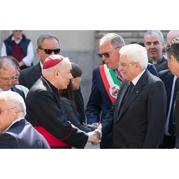 Sergio Mattarella (Presidente Repubblica Italiana), a Gemona per le celebrazioni a 40 anni dal terremoto in Friuli, saluta Andrea Bruno Mazzocato (Arcivescovo Udine) - 06/05/2016