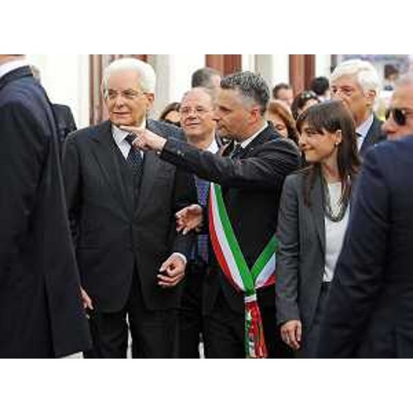Sergio Mattarella (Presidente Repubblica Italiana), accompagnato da Fabio Di Bernardo (Sindaco Venzone) e Debora Serracchiani (Presidente Regione Friuli Venezia Giulia), a Venzone per le celebrazioni a 40 anni dal terremoto in Friuli - 06/05/2016 (Copyright Foto Petrussi / Ferraro Simone)