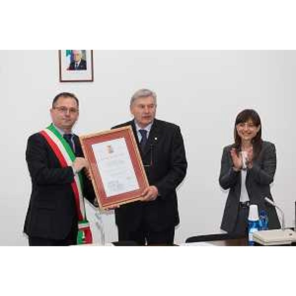 Debora Serracchiani (Presidente Regione Friuli Venezia Giulia) alla cerimonia di consegna di riconoscimenti a Istituzioni, Enti, associazioni e rappresentanze impegnate nel dopo terremoto del 1976 e durante la ricostruzione del Friuli, nella Sala consiliare - Trasaghis 06/05/2016