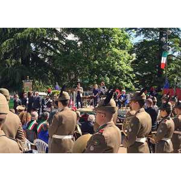Debora Serracchiani (Presidente Regione Friuli Venezia Giulia) alla cerimonia di conferimento della cittadinanza onoraria all'Esercito Italiano, all'Associazione Nazionale Alpini (ANA) e all'Arma dei Carabinieri da parte del Comune - Majano 07/05/2016